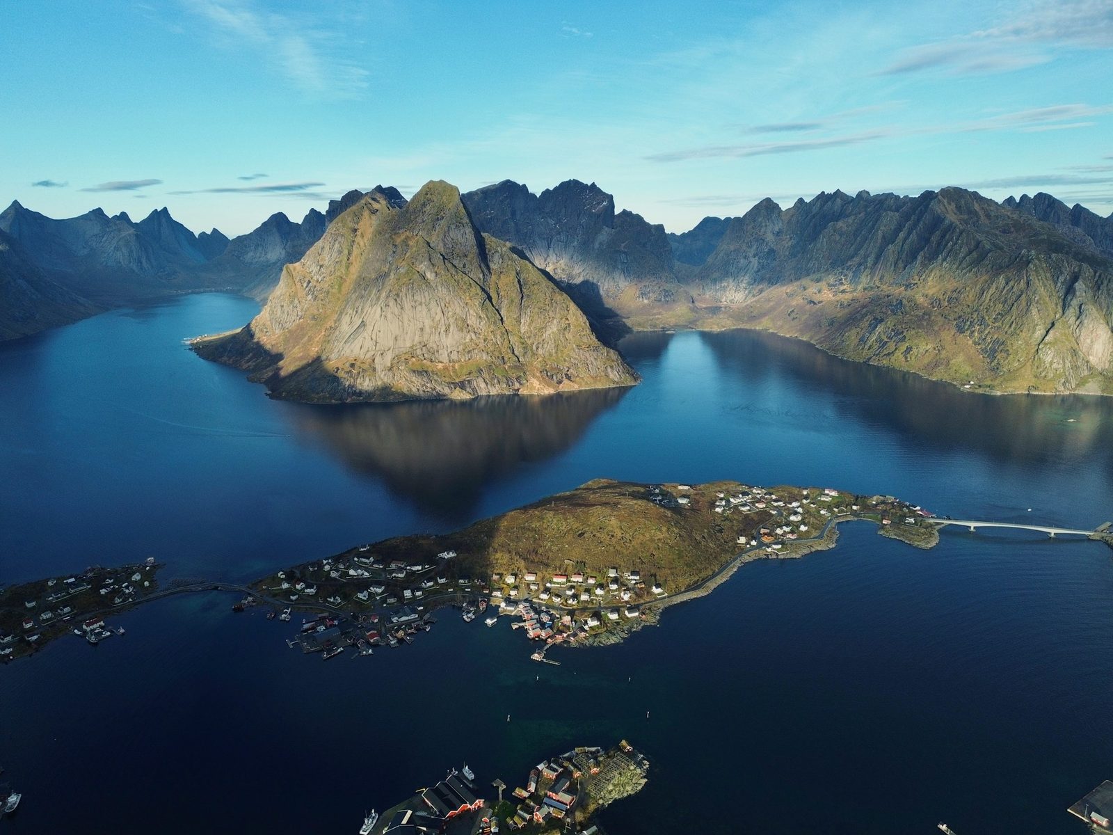 Dramatisk norsk fjord med fjell på Lofoten